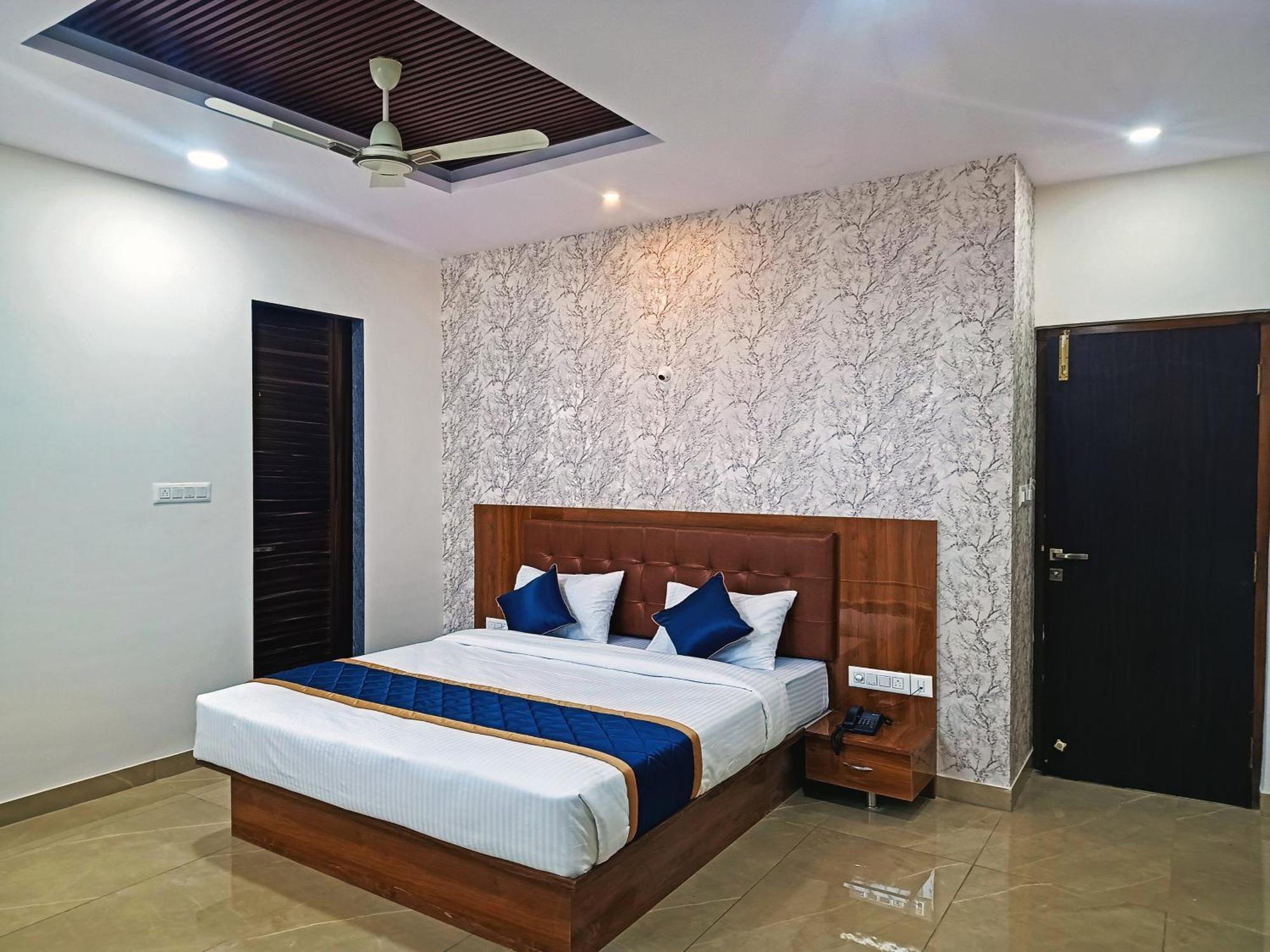 Hotel Achhu Palace Bangalore Buitenkant foto